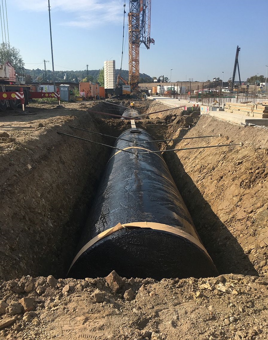 zwei isolierte Regenwasserbeh&auml;lter der Firma Tank und Apparate Barth GmbH liegen hintereinander in einer Baugrube