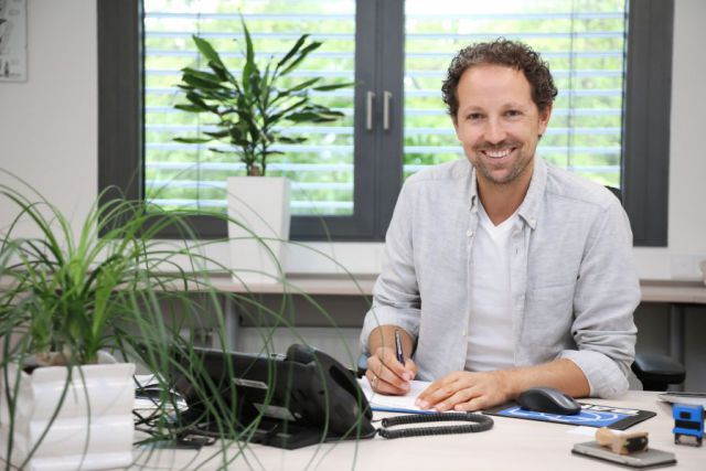 Porträt Sebastian Sebök Porträt Mitarbeiter Vetrieb Gebrauchttanks der Firma Tank und Apparate Barth GmbH in Forst